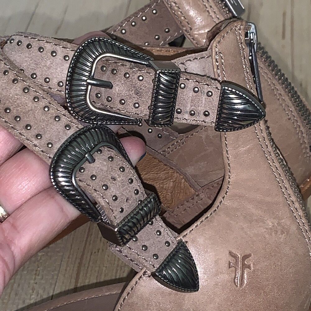 Frye Brielle Western Back-Zip Ankle Strap Beige Suede Studded Heels Women’s 8M - Picture 13 of 16